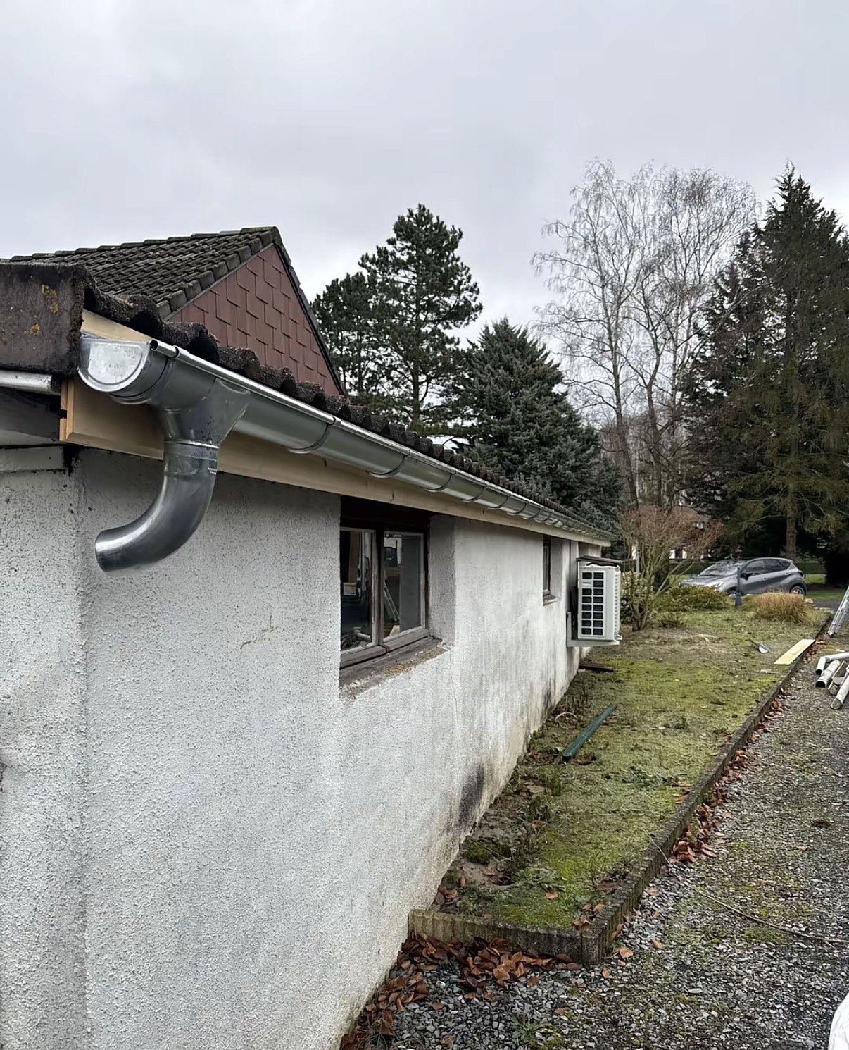 Gouttière et descente en zinc neuves