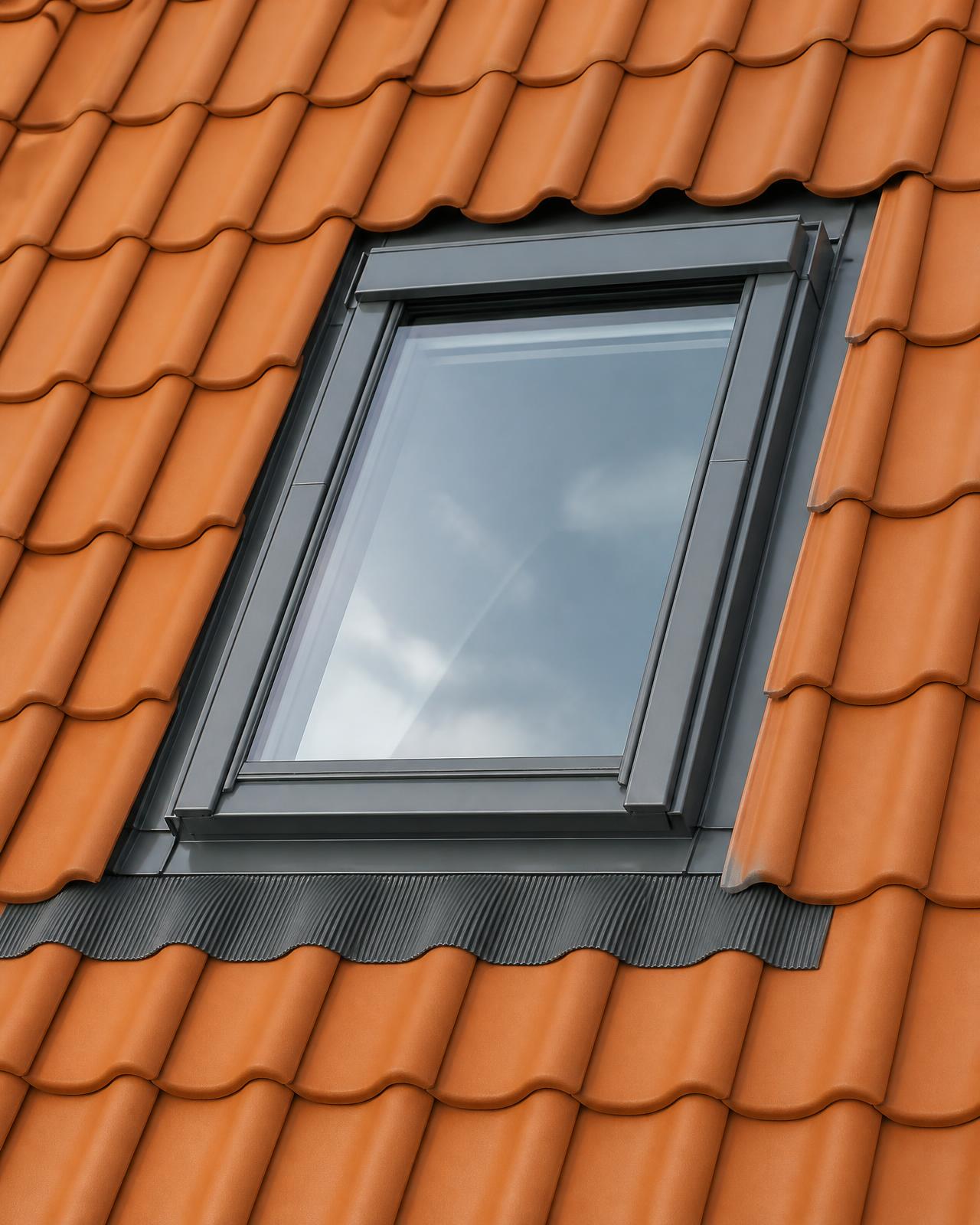 Fenêtre de toit intégrée dans une couverture en tuile avec kit d'étanchéité zinc